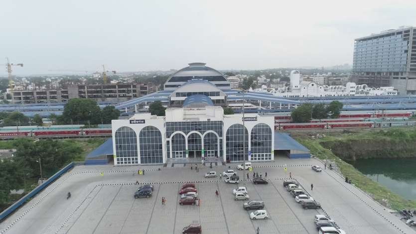 PM Modi Inaugurates The Renovated Rani Kamalapati Railway Station In