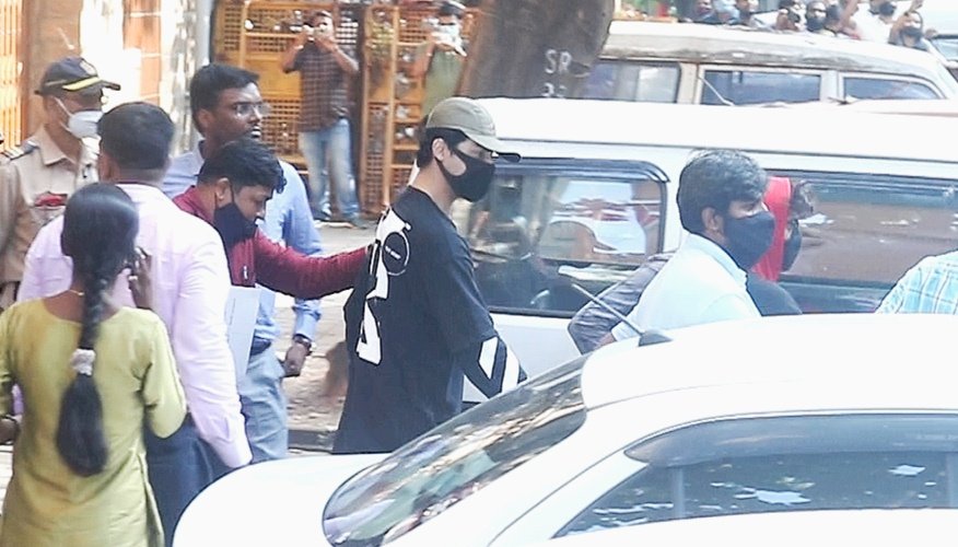 Shahrukhs Son Aryan Arrested By The Ncb Salman Khan Reached Mannat To Meet King Khan 7893